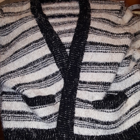 $5 ITEM. Calvin Klein cardigan. MUST BUNDLE WITH TWO OTHER ITEMS - Picture 7 of 7